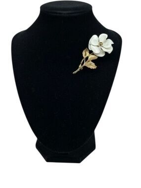 Avon Snow Flower Brooch 1972 Vintage White Floral Gold Tone Pin